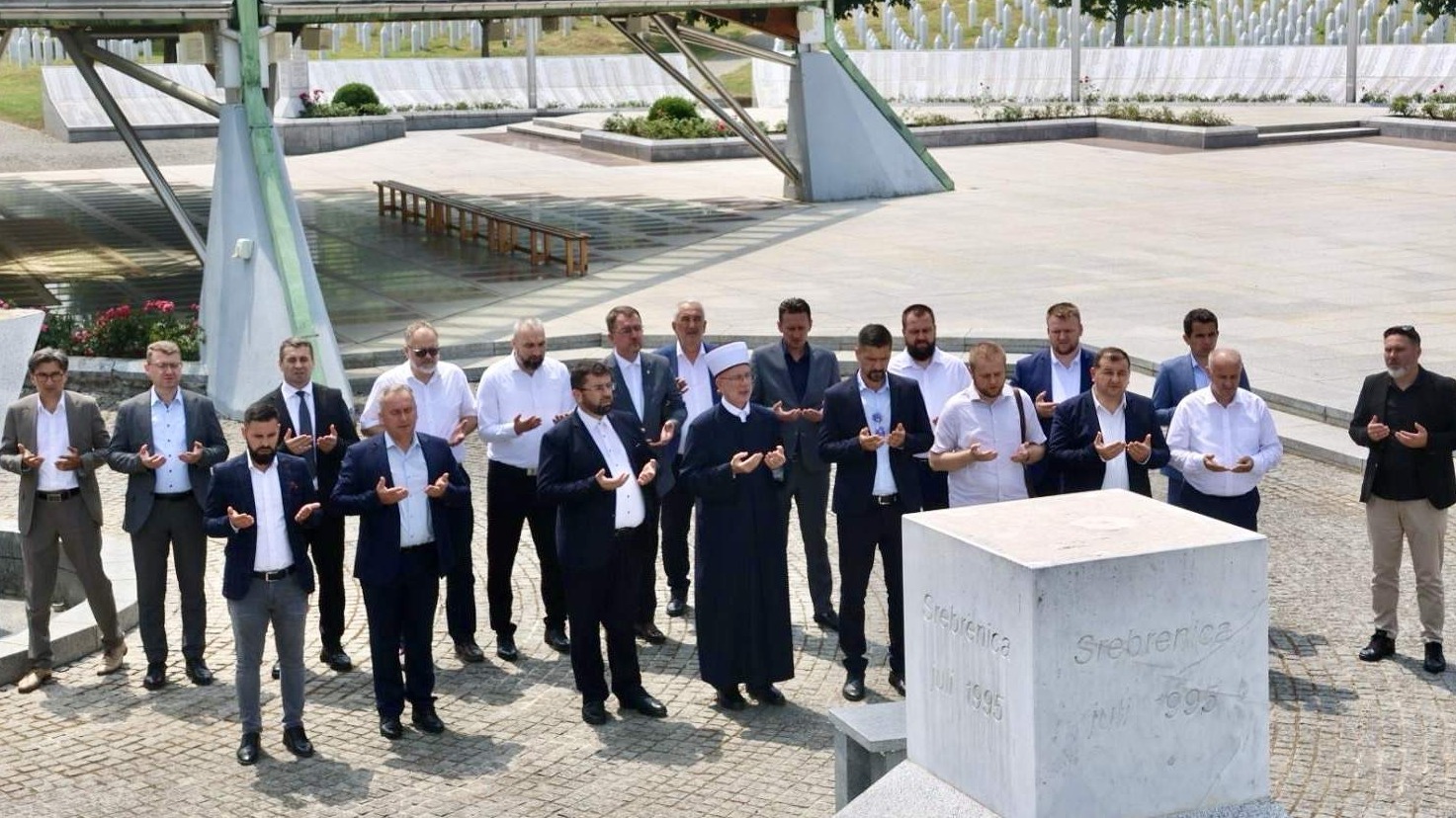 Muftija tuzlanski u posjeti šehidskom mezarju i Memorijalnom centru Srebrenica