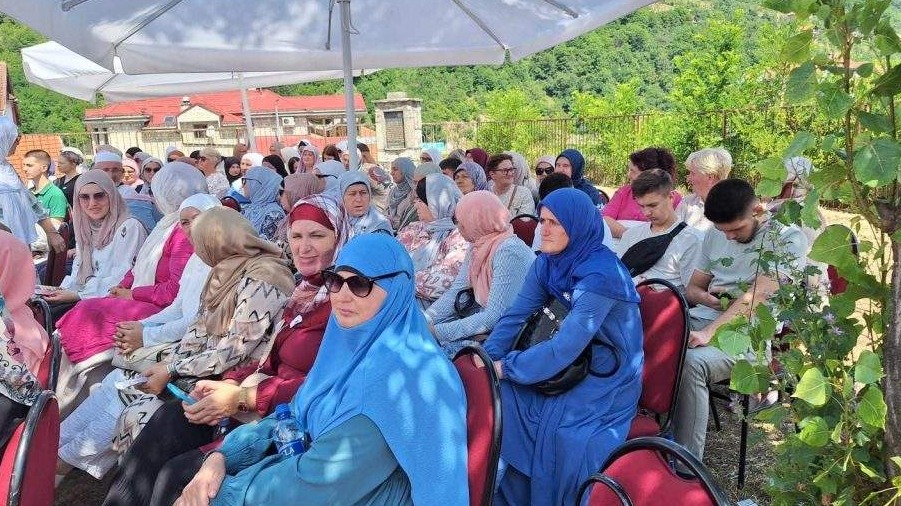 Predstavnice Odjela za brak i porodicu Muftijstva sarajevskog u Foči u znak podrške žrtvama ratnog seksualnog nasilja