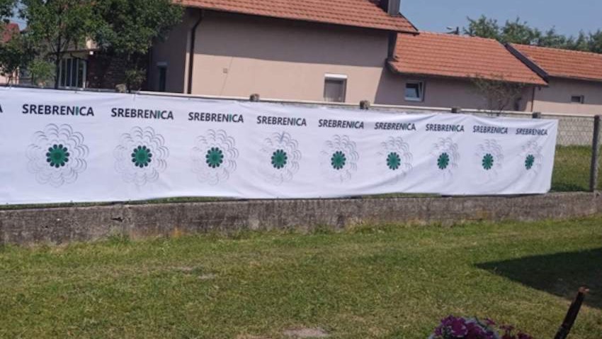 Marš mira s novim simbolom: 11 preživjelih nose zastavu s 11 cvjetova za 11. juli