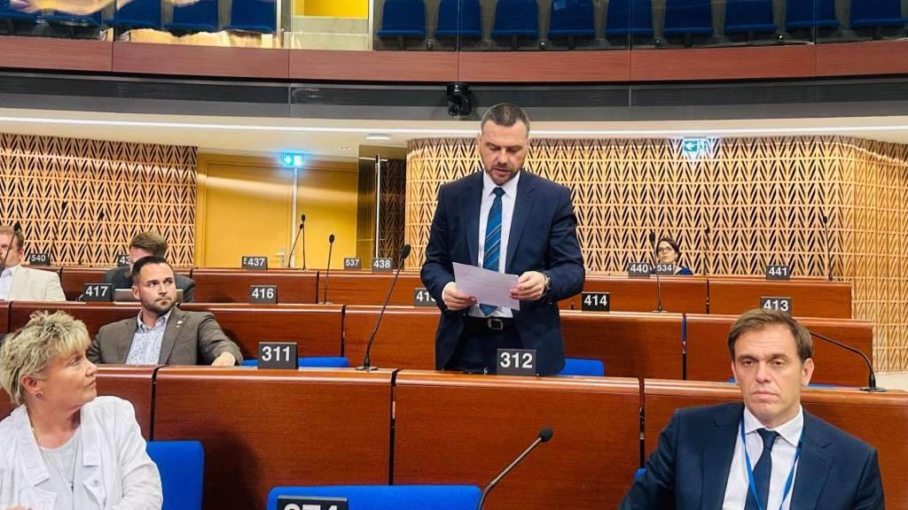 Magazinović u Strasbourgu: Srbija štiti ratnog zločinca Đukića, porodice žrtava zaslužuju pravdu