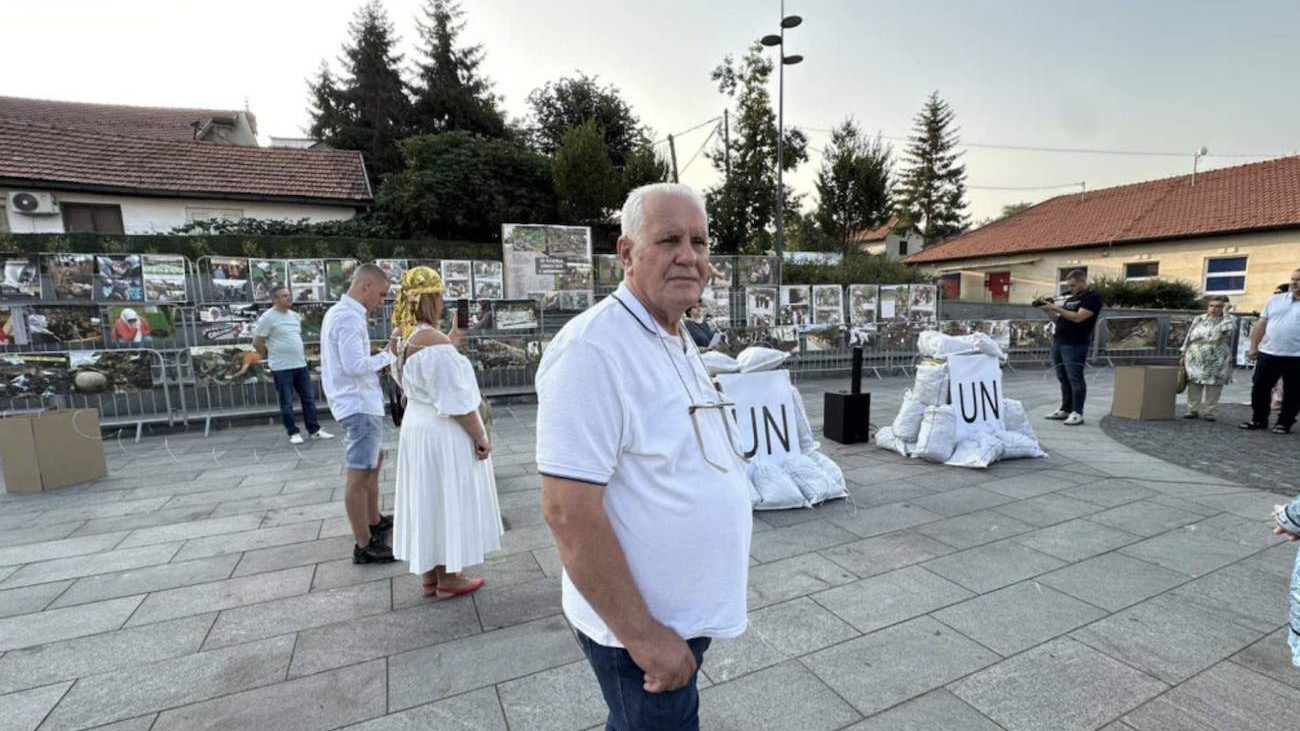 Na Trgu slobode u Tuzli otvorena izložba fotografija Ahmeta Bajrića Blicka: “Dokaz genocida”