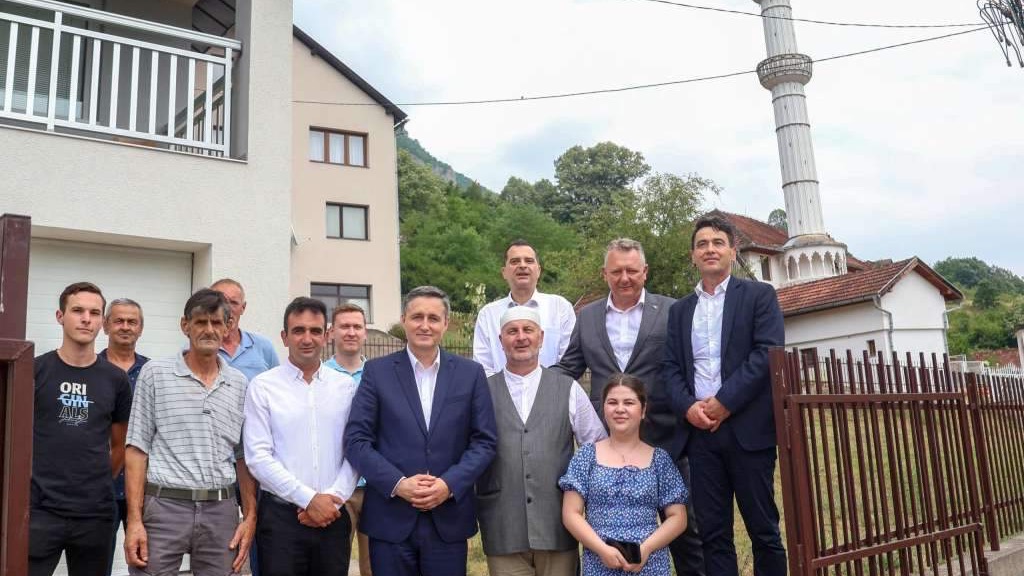 Bećirović razgovarao s mještanima Međeđe i Ustiprače, važnost očuvanja kulture sjećanja i istine