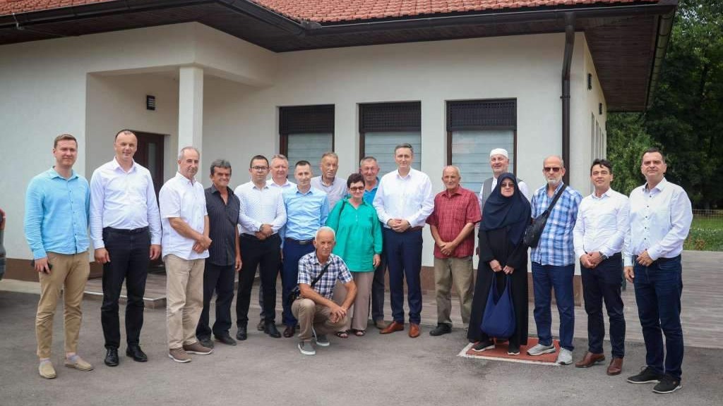 Bećirović s građanima Rogatice: Razgovor o obnovi domova, zapošljavanju i izgradnji infrastrukture