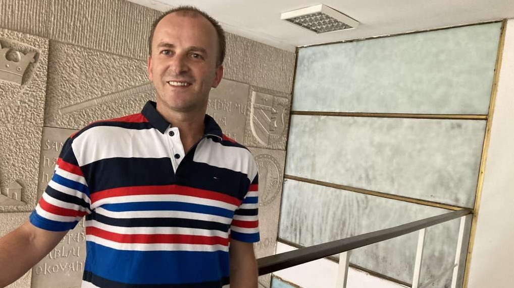 Izložba Hasana Zahrovića o braći Čapek na Pozorišnim igrama u Jajcu