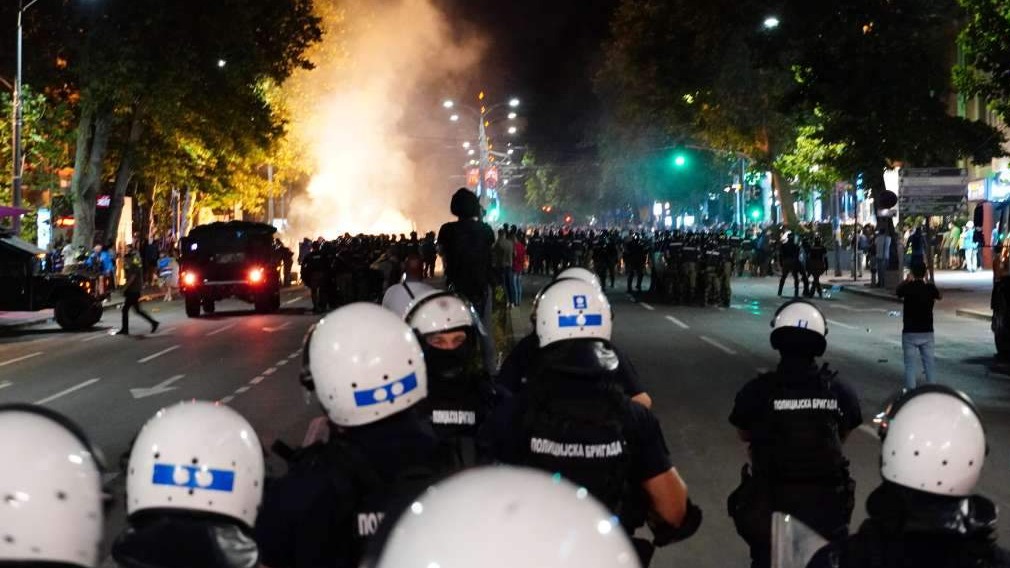 Nakon protesta u Beogradu privedeno 77 osoba, Vučić najavljuje nova hapšenja