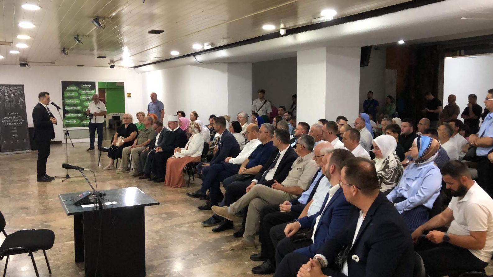 U Tuzli otvorena izložba “Imami šehidi – žrtve genocida u Srebrenici”
