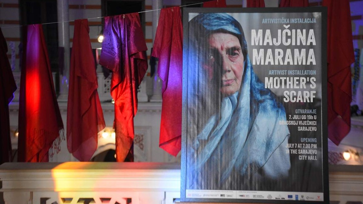U sarajevskoj Vijećnici otvorena izložba "Majke/Mothers" i instalacija "Mahrame sjećanja"