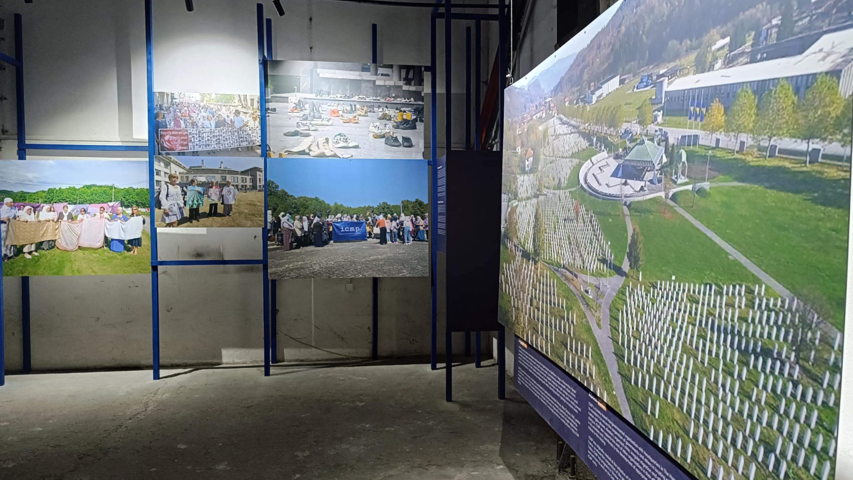 U Potočarima postavljena izložba "Geografija genocida": Svjedočenje o dugo planiranom genocidu (VIDEO)