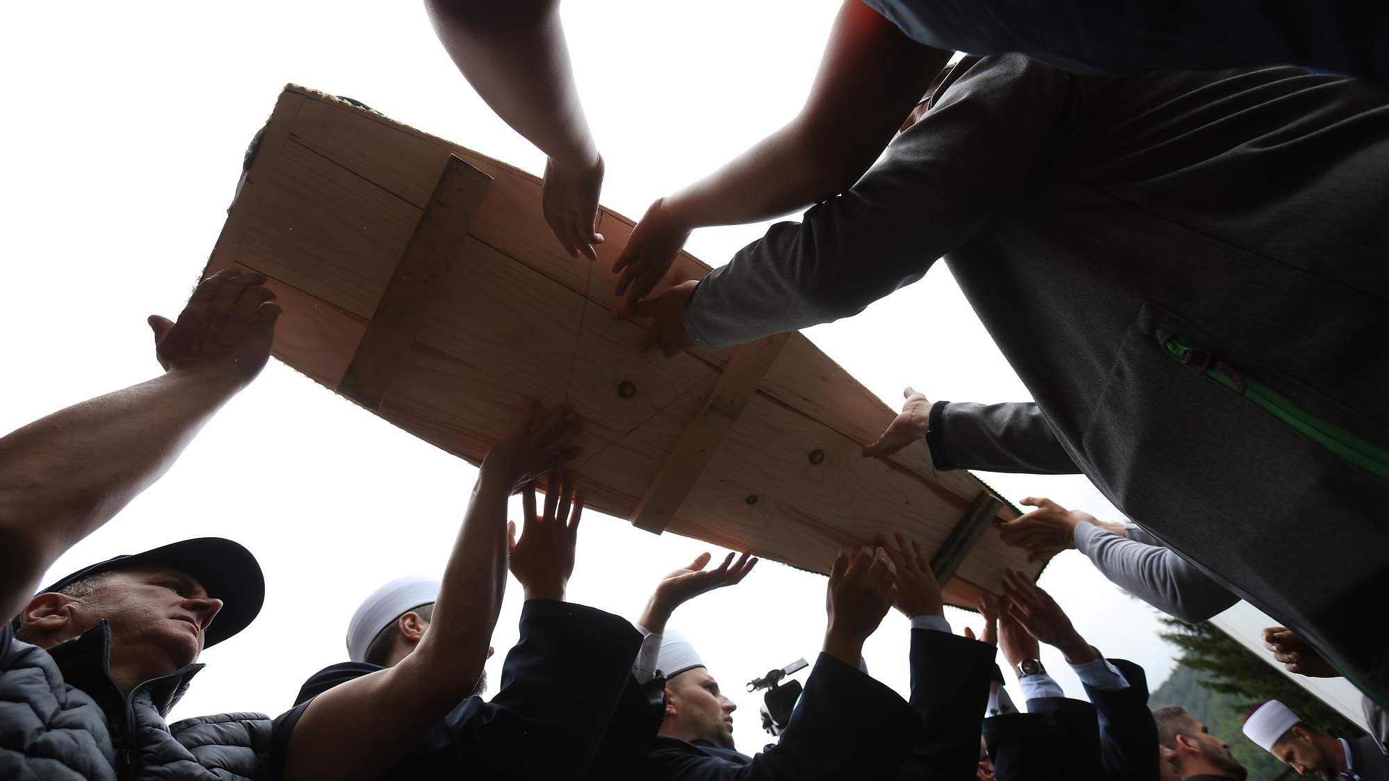 Tabuti sedam žrtava genocida stigli u Potočare: Trajno pamćenje, dostojanstvo i riječi molitve (VIDEO)