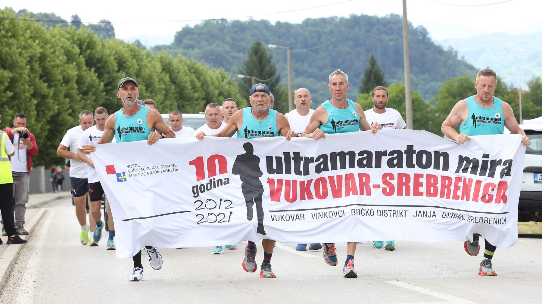 Učesnici 14. ultarmaratona Vukovar-Srebrenica stigli u Potočare: Neka zločinci skinu luđačke košulje i daju ljudima šansu za život