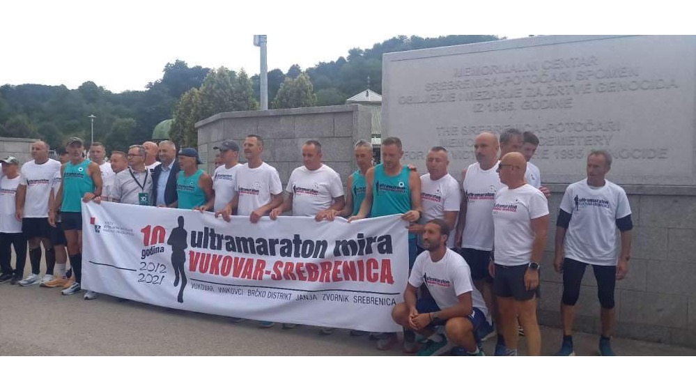 Ultramaratonci iz Vukovara stigli u Potočare i odali počast žrtvama genocida