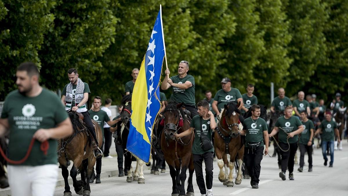 Konjanici prvi put u Potočarima kako bi odali počast žrtvama genocida