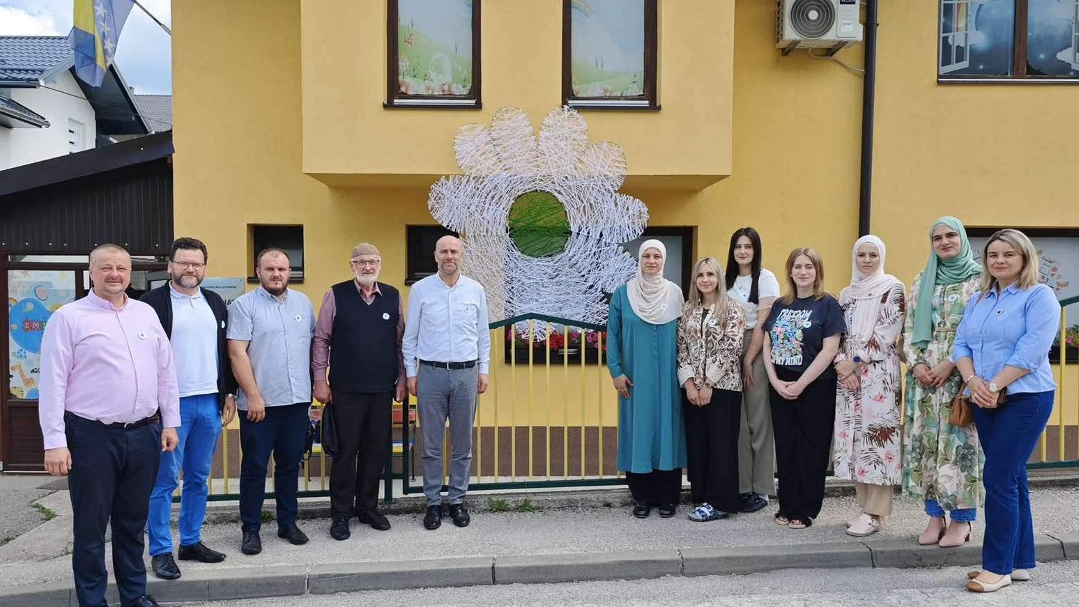 Djeca i odgajateljice vrtića Emina obilježili 11. juli – Dan sjećanja na genocid u Srebrenici, uz podršku Savjeta glavnog imama MIZ Jajce