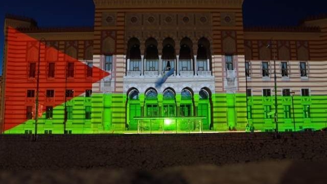 Projekcija na fasadi Vijećnice - Imena i prezimena ubijenih u genocidu u Srebrenici