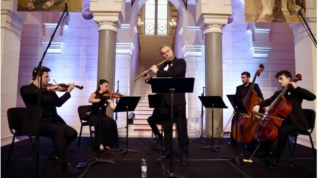 Sarajevo i Italija zajedno za istinu: U Vijećnici održan koncert posvećen žrtvama Srebrenice