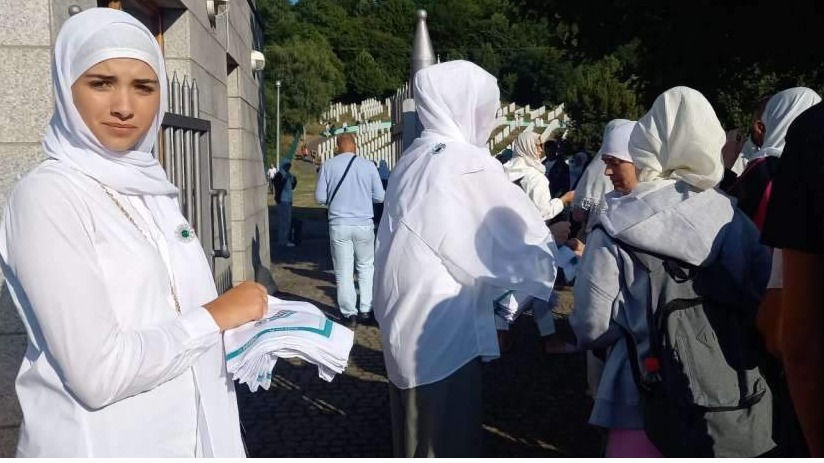 Članice Udruženja pokret "Majke enklava Srebrenica i Žepa" podijelile bijele marame u Potočarima