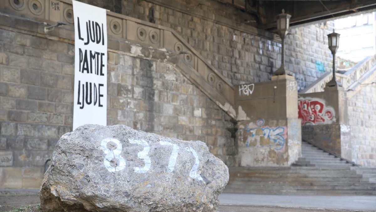 Kamen-spomenik "8372" posvećen Srebrenici postavljen u Beogradu