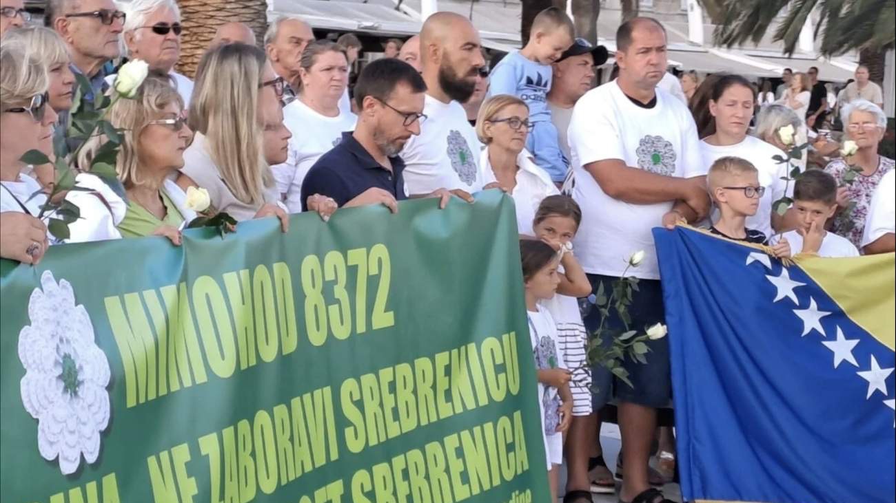 Tihi mimohod u Splitu: Građani odali počast žrtvama genocida u Srebrenici