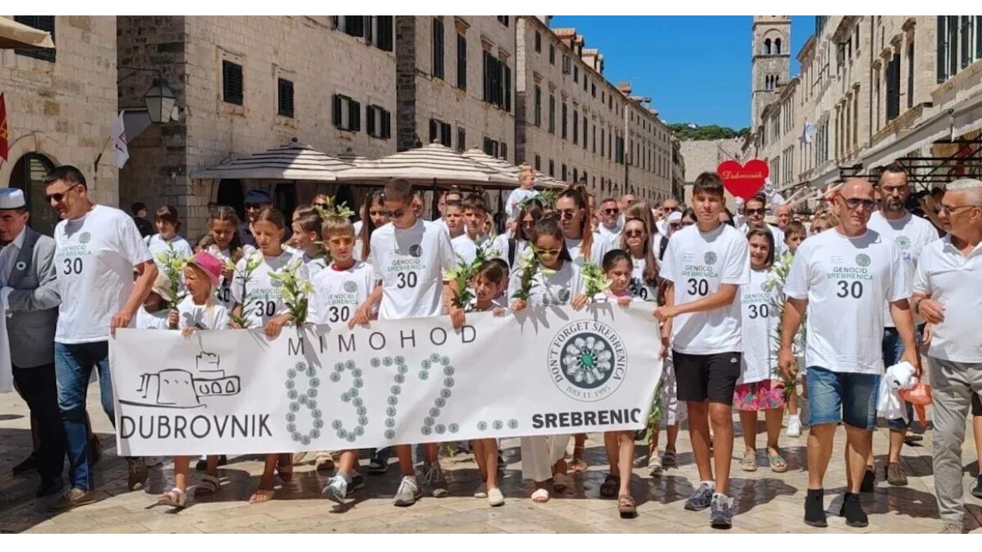 Dubrovnik za Srebrenicu: Ljiljani položeni u more u znak sjećanja na ubijene u genocidu