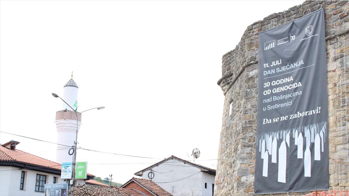U znak sjećanja na žrtve genocida u Srebrenici, u Novom Pazaru zastave na pola koplja