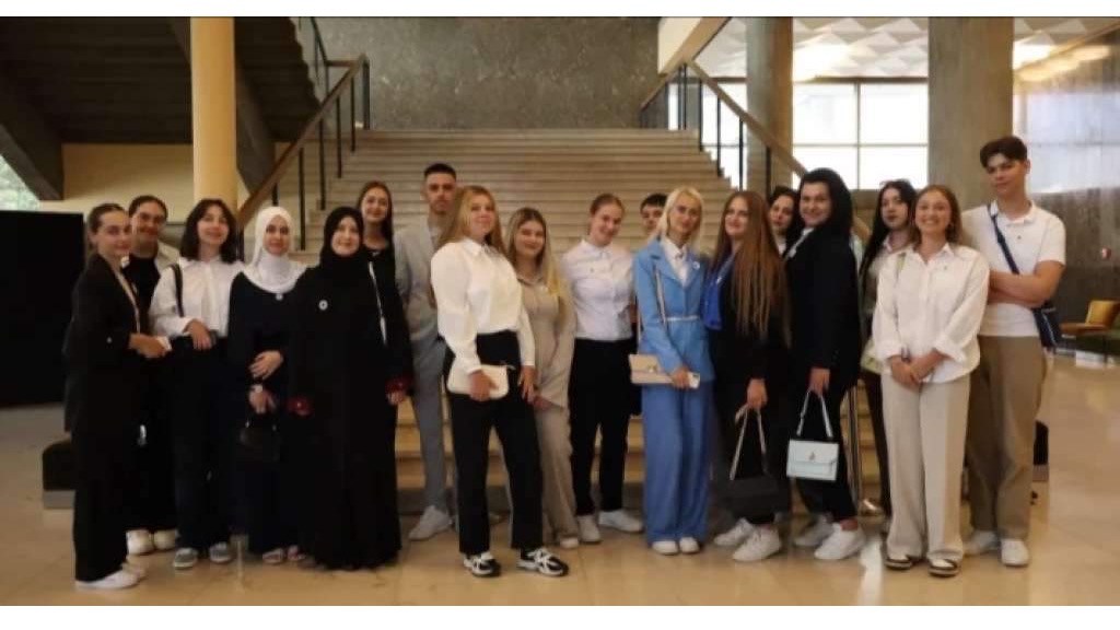 Mladi iz USK učestvovali u Zagrebu na centralnom obilježavanju 30. godišnjice genocida u Srebrenici