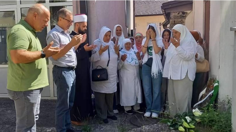 Majke Srebrenice i preživjele žrtve genocida obilaze mjesta masovnih stratišta
