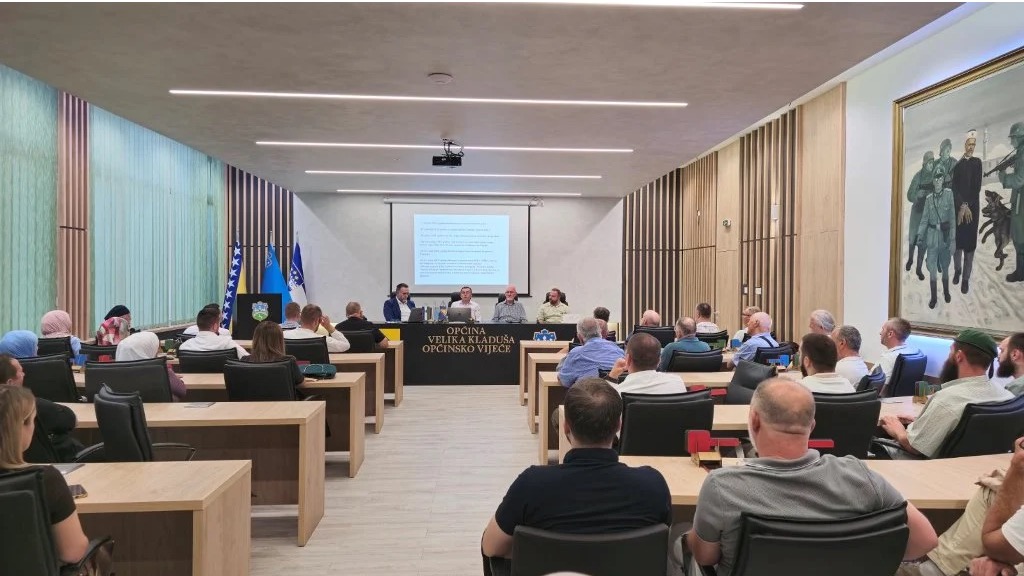 Velika Kladuša: Održana javna tribina ”Logori Omarska i Keraterm”, potresne priče o stradanju stanovnika Prijedora i okolice