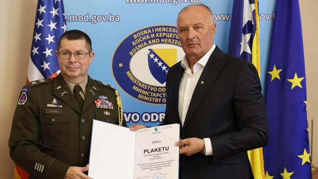 Snažno partnerstvo BiH i SAD – Brigadir Adams odlikovan Zlatnom plaketom MO BiH