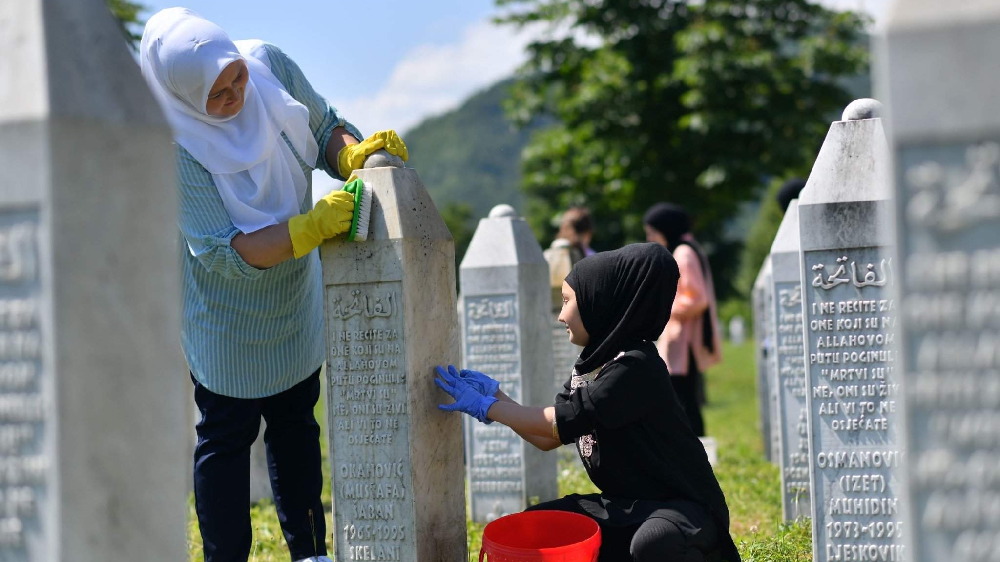 Volonterska akcija čišćenja nišana u Memorijalnom centru Srebrenica