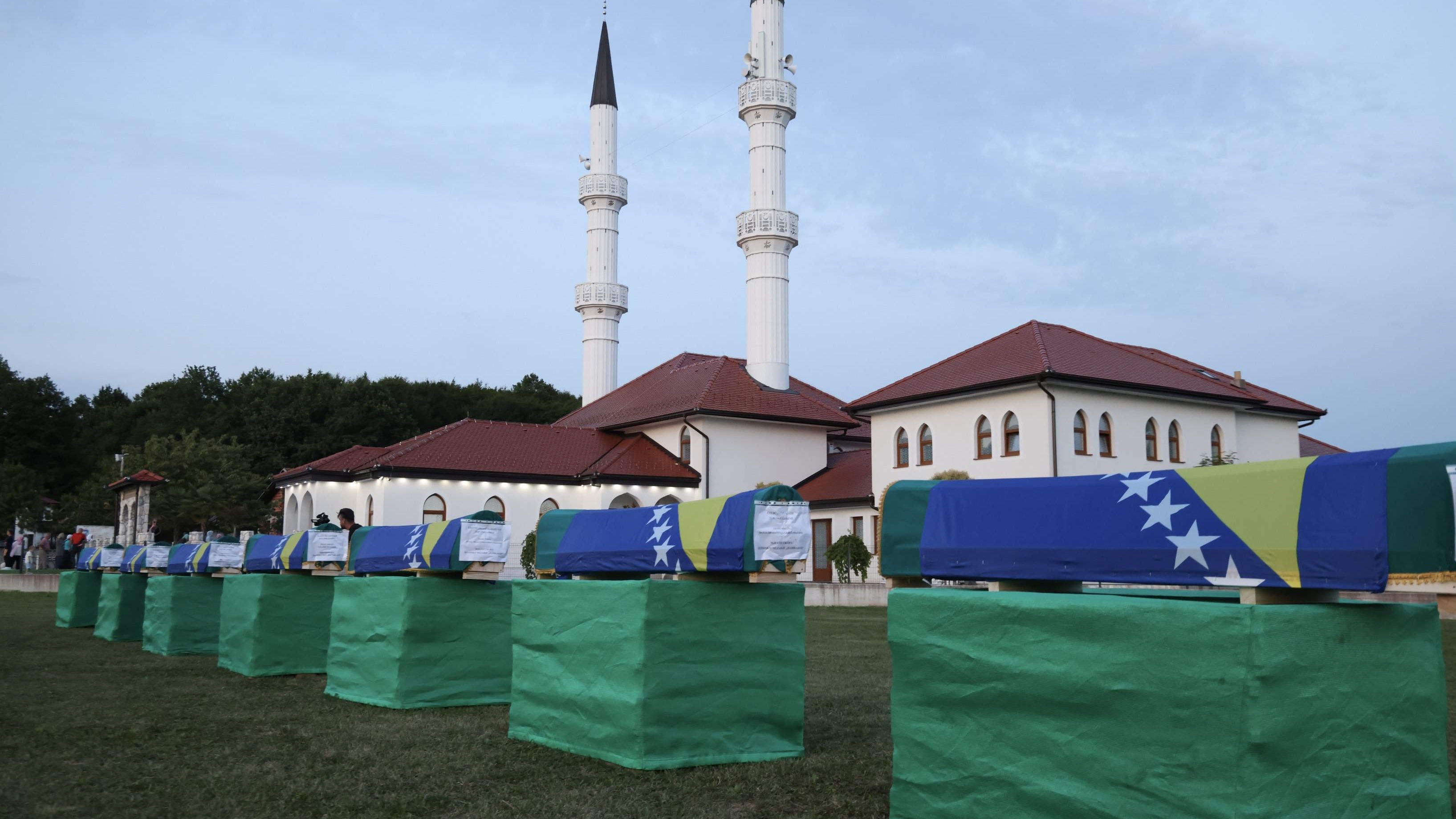 Tabuti sedam šehida dočekani u Kamičanima: Mnogo je onih koje ispraćamo na bolji svijet, a nisu pronašli kosti članova porodice
