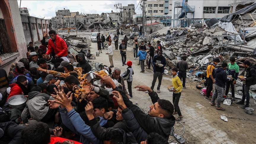Palestinka skuplja prosuto brašno uslijed gladi u Gazi