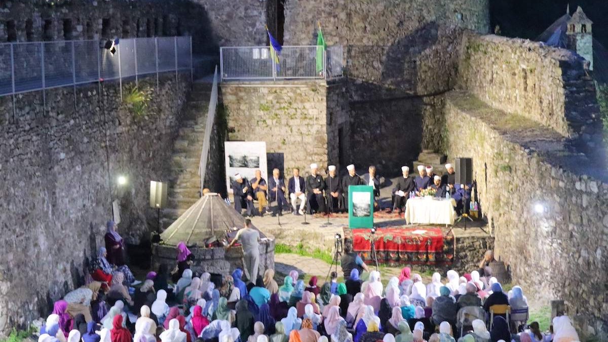 Održana “Večer Kur’ana” u Vrandučkoj tvrđavi u okviru manifestacije “Lastavica 2025”