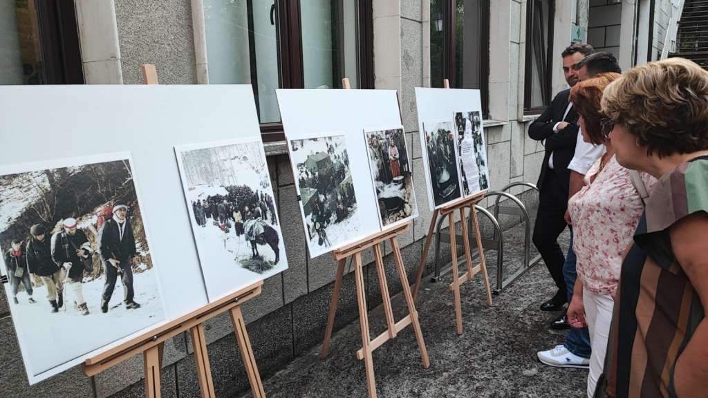 U Goraždu otvorena izložba "Grebak u objektivu ratnog reportera Gyurija Bakonyija"