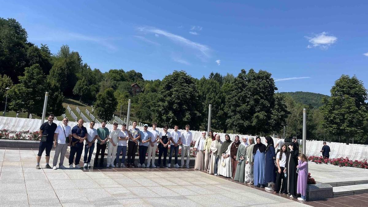 Mreža mladih IZ Bošnjaka u Nizozemskoj posjetila Memorijalni centar Srebrenica – Potočari