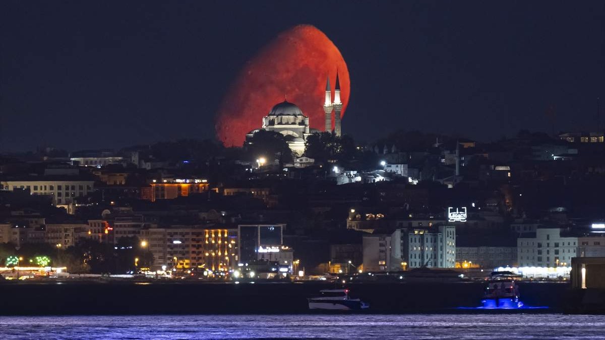 Crveni mjesec nad Istanbulom: Magični prizor iznad džamije Beyazit