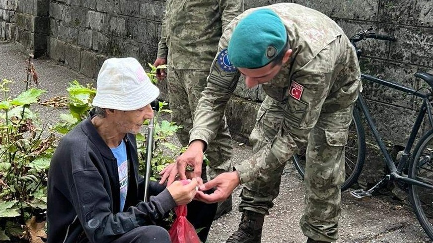 Pripadnici EUFOR-a iz Turske i Sjeverne Makedonije pritekli u pomoć starijem muškarcu u Bihaću