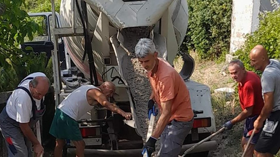 Povratnici u Dabrici vlastitim snagama i uz pomoć humanitarnog fonda "Atlanta" iz SAD-a grade put do svojih kuća