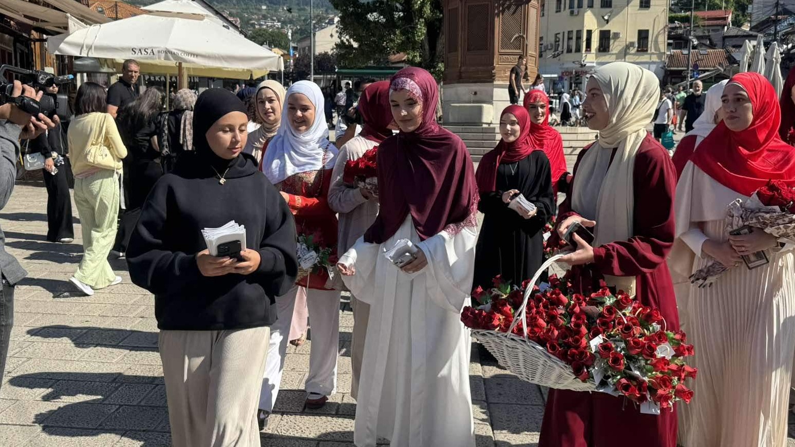 Selam, ya Resulallah: Aktivistice Mreže mladih Medžlisa Sarajevo dijelile ruže na Baščaršiji 