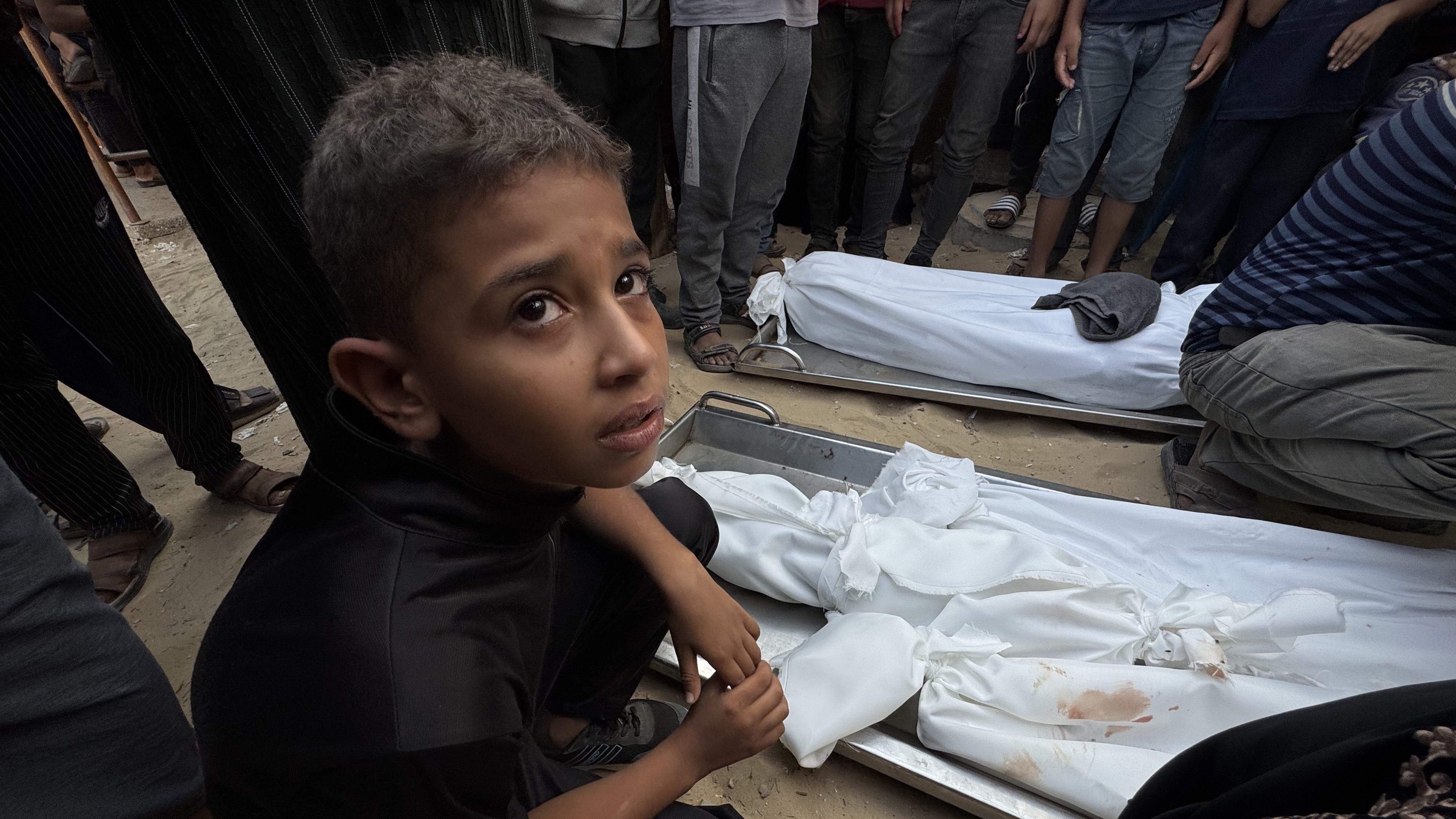 Izrael ubio petero Palestinaca širom Gaze, uključujući raseljene osobe