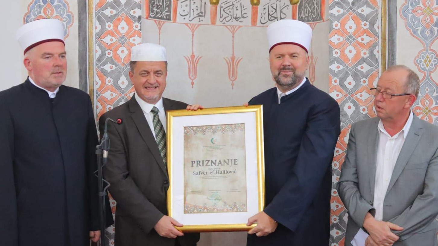 Centralna mevludska svečanost muftijstva zeničkog u Tešnju: Priznanje "Hasan-ef. Šakpur" uručeno profesoru Safvet-ef. Haliloviću
