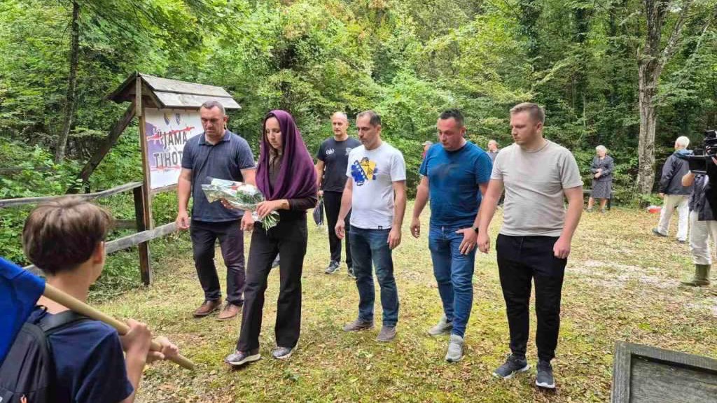 Bihać - Na Tihotini obilježena 23. godišnjica otkrivanja masovne grobnice