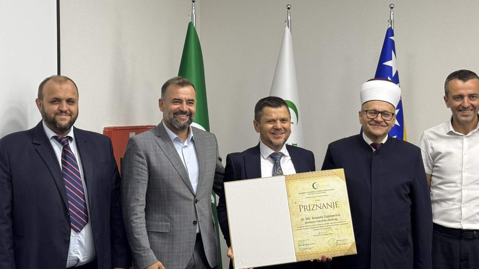 Muftijstvo mostarsko uručilo priznanje direktoru Vakufske direkcije Senaidu Zajimoviću za izgradnju i obnovu vakufa