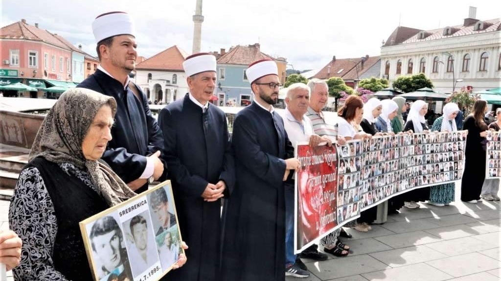 Učenici tuzlanskih škola i medrese dali podršku “Ženama Srebrenice”