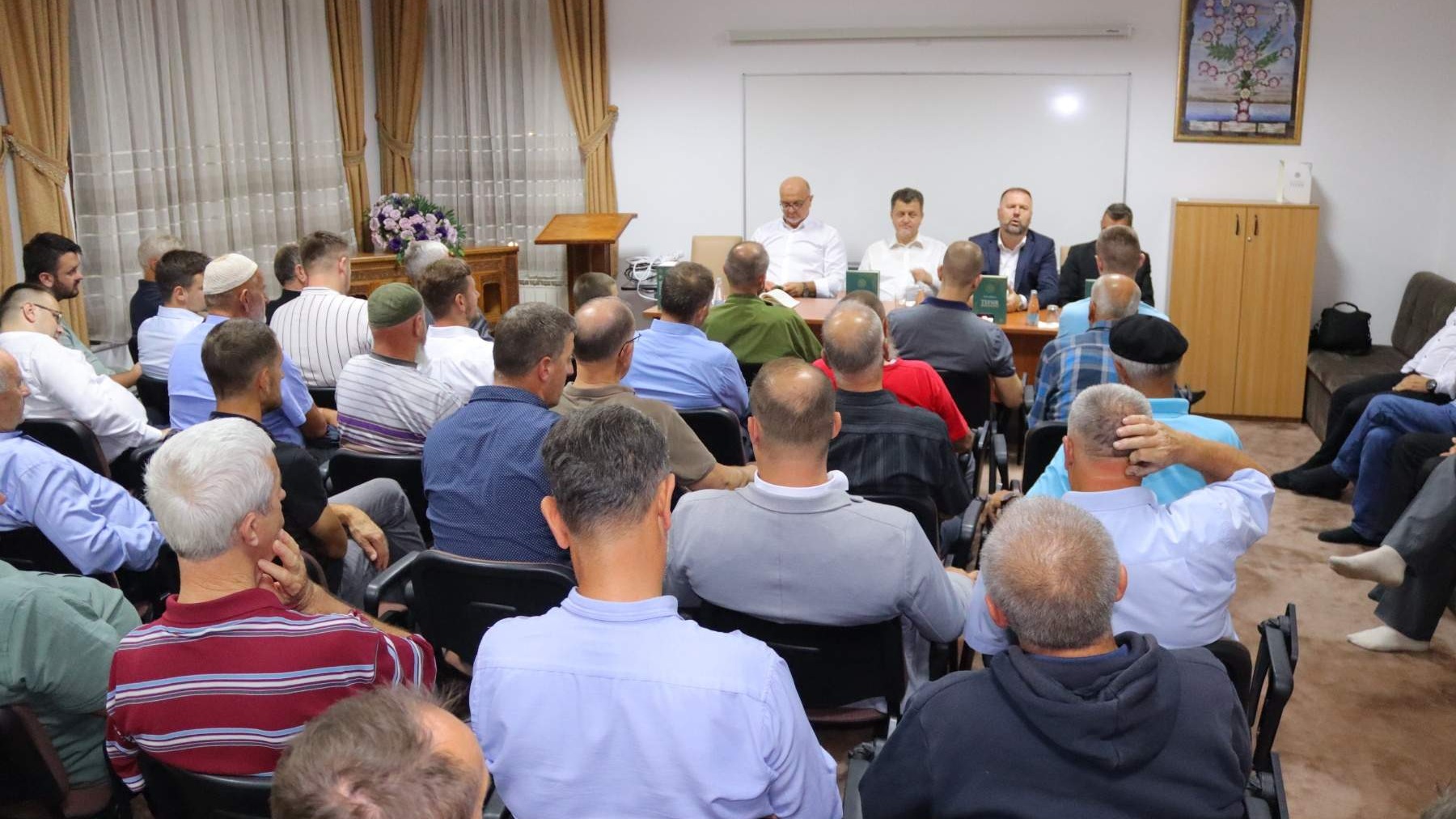 U Gradskoj džamiji u Zavidovićima promovisan prvi bosanski tefsir hafiza prof. dr. Safveta Halilovića