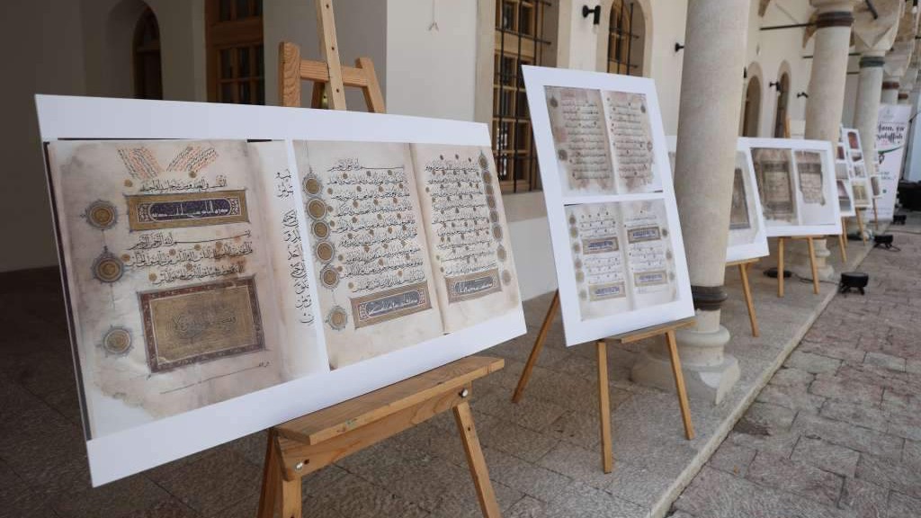 Izložba 'Tišina papira i odsjaj pera' Ćazima Hadžimejlića otvorena u Gazi Husrev-begovom Hanikahu