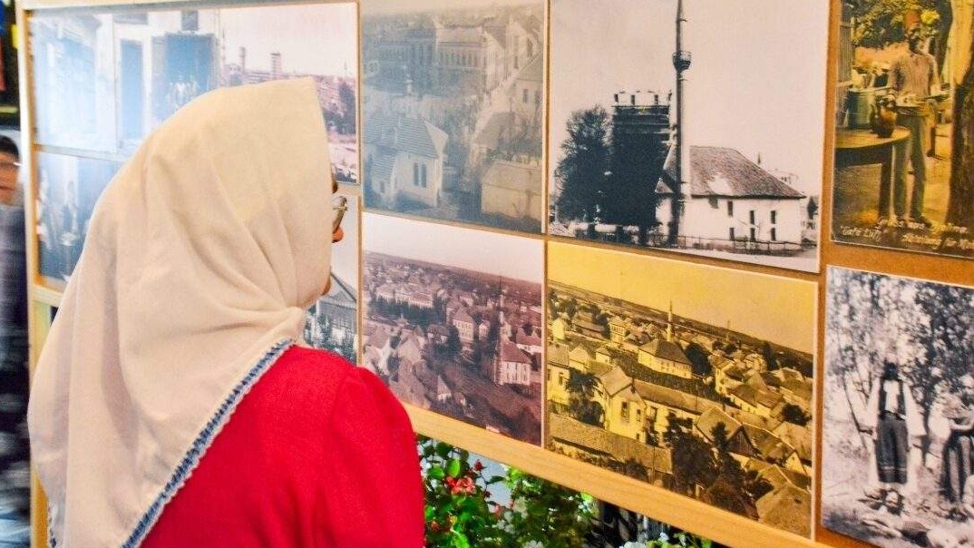 Izložba fotografija povodom svečanog otvorenja džamije Ahmed-bega Salihbegovića u Bijeljini 
