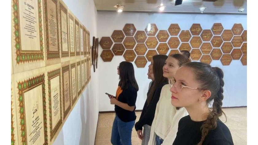 Izložba “Uči o Allahu” zabilježila zapažen broj posjetilaca u Tuzli