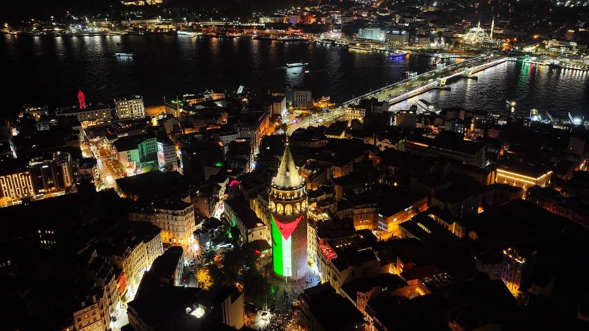 Istanbulska Galata kula osvijetljena palestinskom zastavom u znak podsjećanja na genocid u Gazi