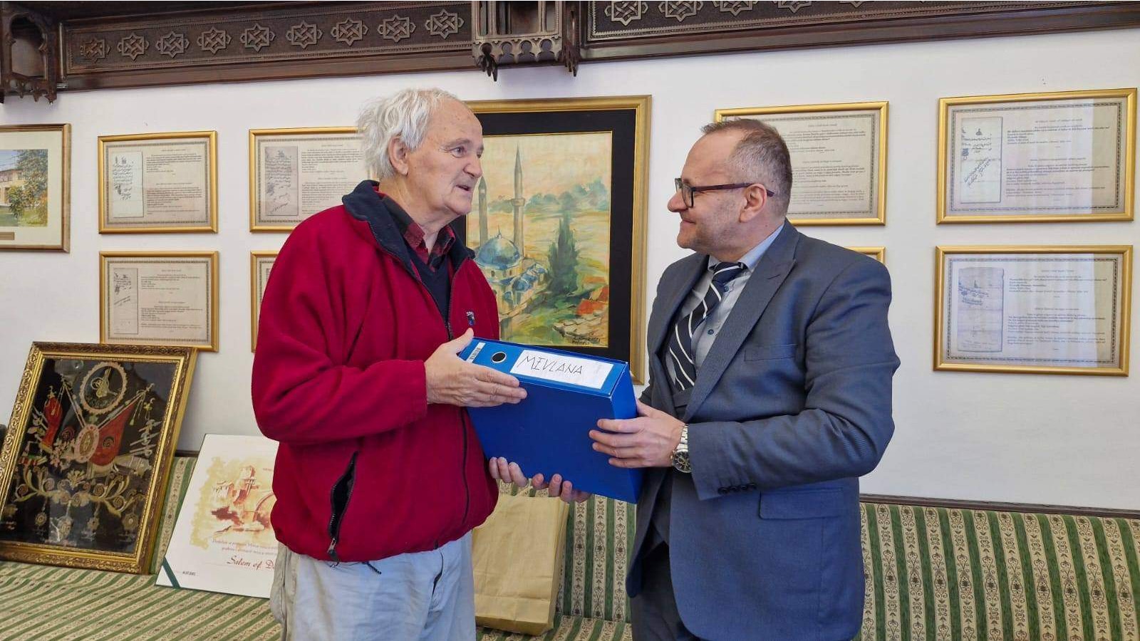 Hroničar Šemsudin Zlatko Serdarević muftiji Dedoviću uručio vrijednu arhivu o Mevlani