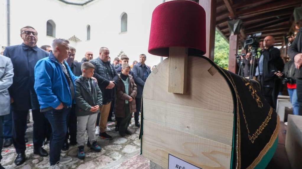 Hiljade ljudi klanjalo dženazu Halidu Bešliću u haremu Gazi Husrev-begove džamije u Sarajevu